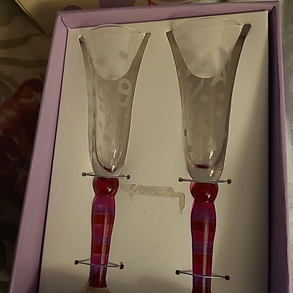 It's a Girl set of Champagne Flutes - Picture 2 of 3